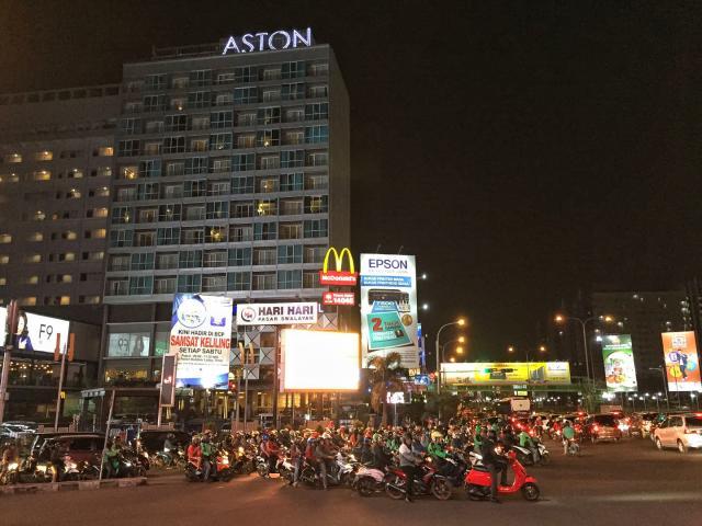 1625917795453009231.jpg 国青队3年前亚青赛的下榻酒店被各种车俩围得水泄不通.jpg